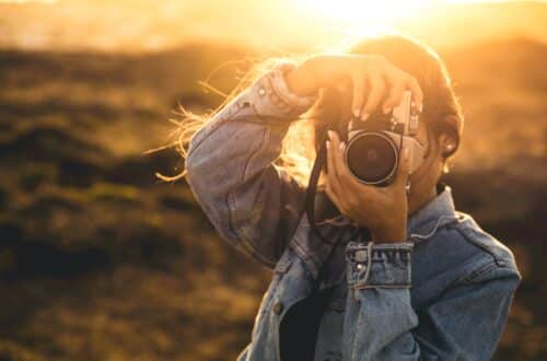 Eine Frau fotografiert