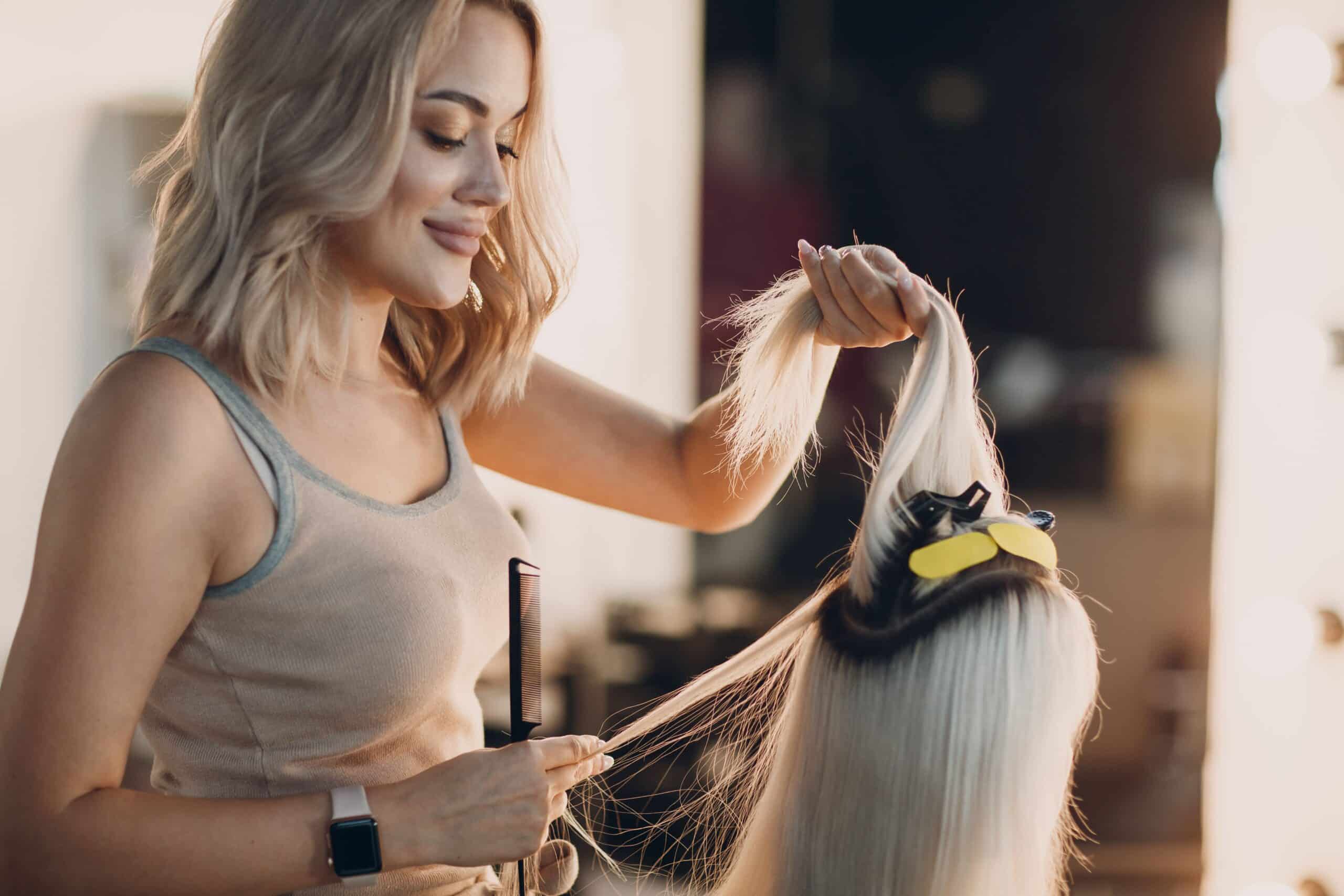 Eine Friseurin bei der Arbeit