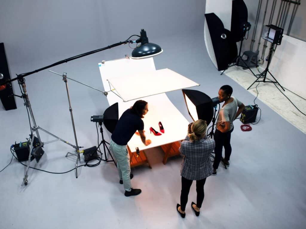 Amazon Produktfotos im Studio – Sneakers auf einem Tisch mit professioneller Beleuchtung und Fotoausrüstung