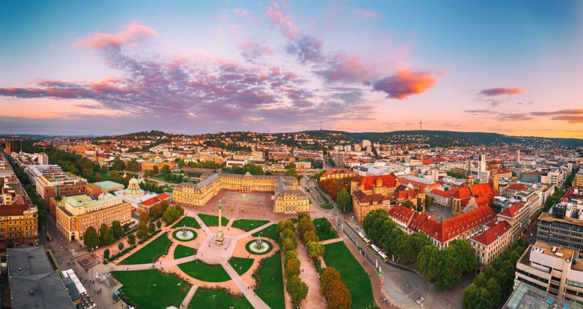 Panoramablick ueber den Schlossplatz in Stuttgart bei Sonnenuntergang mit Blick auf Innenstadt und Haeuser am Hang