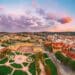 Panoramablick ueber den Schlossplatz in Stuttgart bei Sonnenuntergang mit Blick auf Innenstadt und Haeuser am Hang