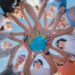 Internationale Privatschule Berlin – Jugendliche halten gemeinsam einen Globus und symbolisieren weltweite Bildung und kulturelle Vielfalt
