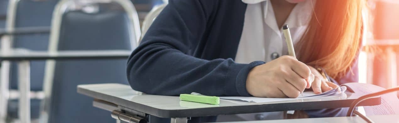 Internationale Privatschule Berlin – Schuelerin schreibt konzentriert im Unterricht an einem modernen Lernort mit globaler Perspektive