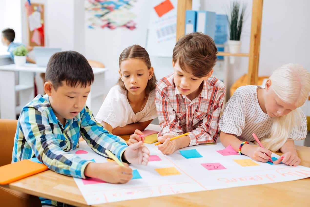 Internationale Privatschule Berlin – Kinder arbeiten gemeinsam an einem Projekt und erleben kulturelle Vielfalt im Schulalltag