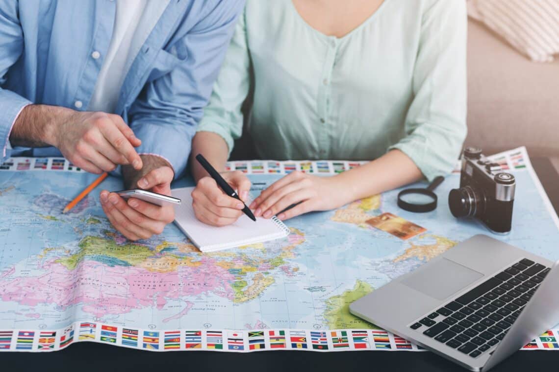 Reisende planen Route mit Karte und Notizen | Schreckschusswaffen kaufen