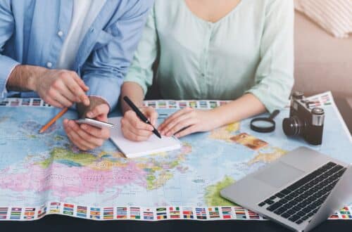 Reisende planen Route mit Karte und Notizen | Schreckschusswaffen kaufen