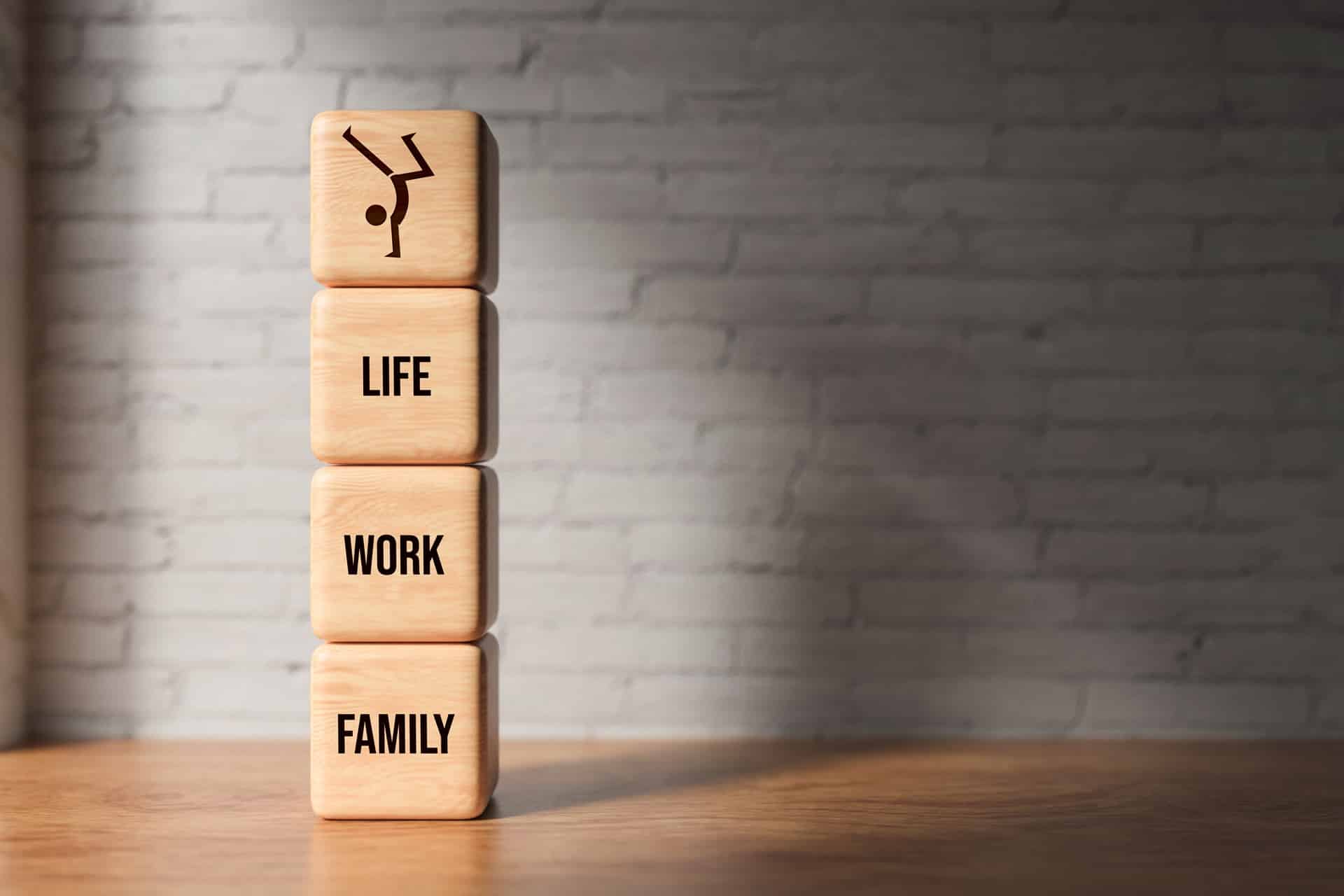Holzklötze mit Aufschrift Life Work Family als Symbol für Balance | Baufinanzierung Krefeld